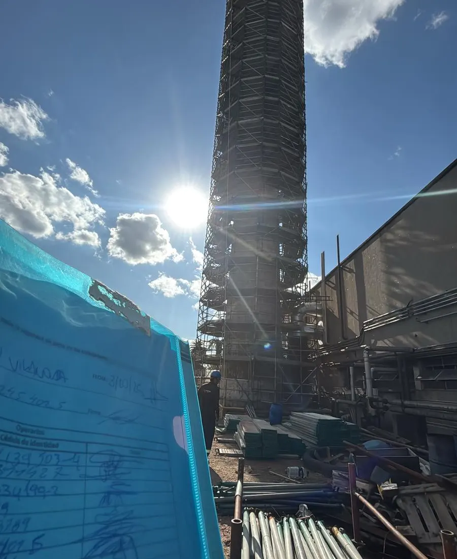 Estructura de andamios en una chimenea de la refinería