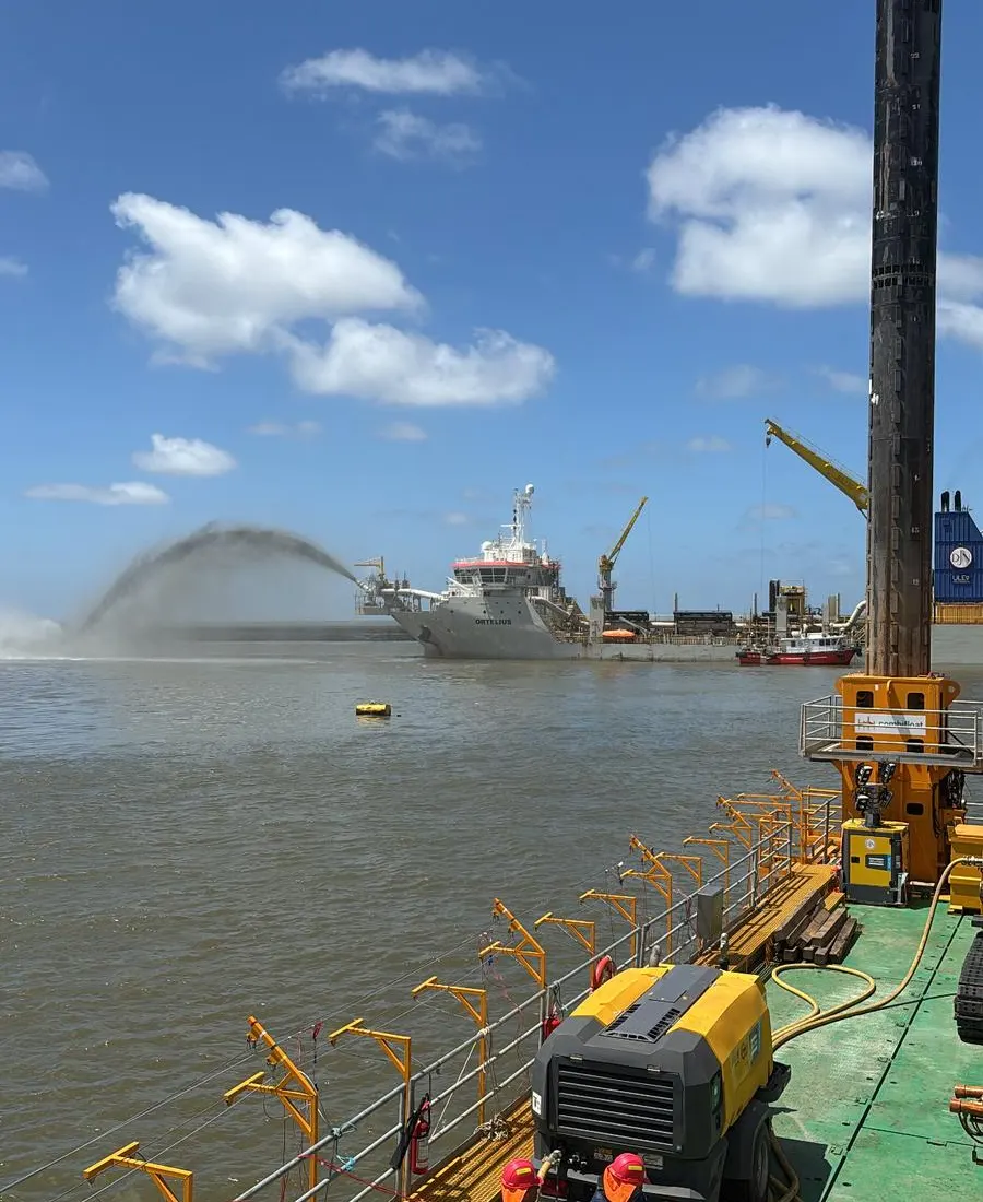 Operativa de dragado en el río