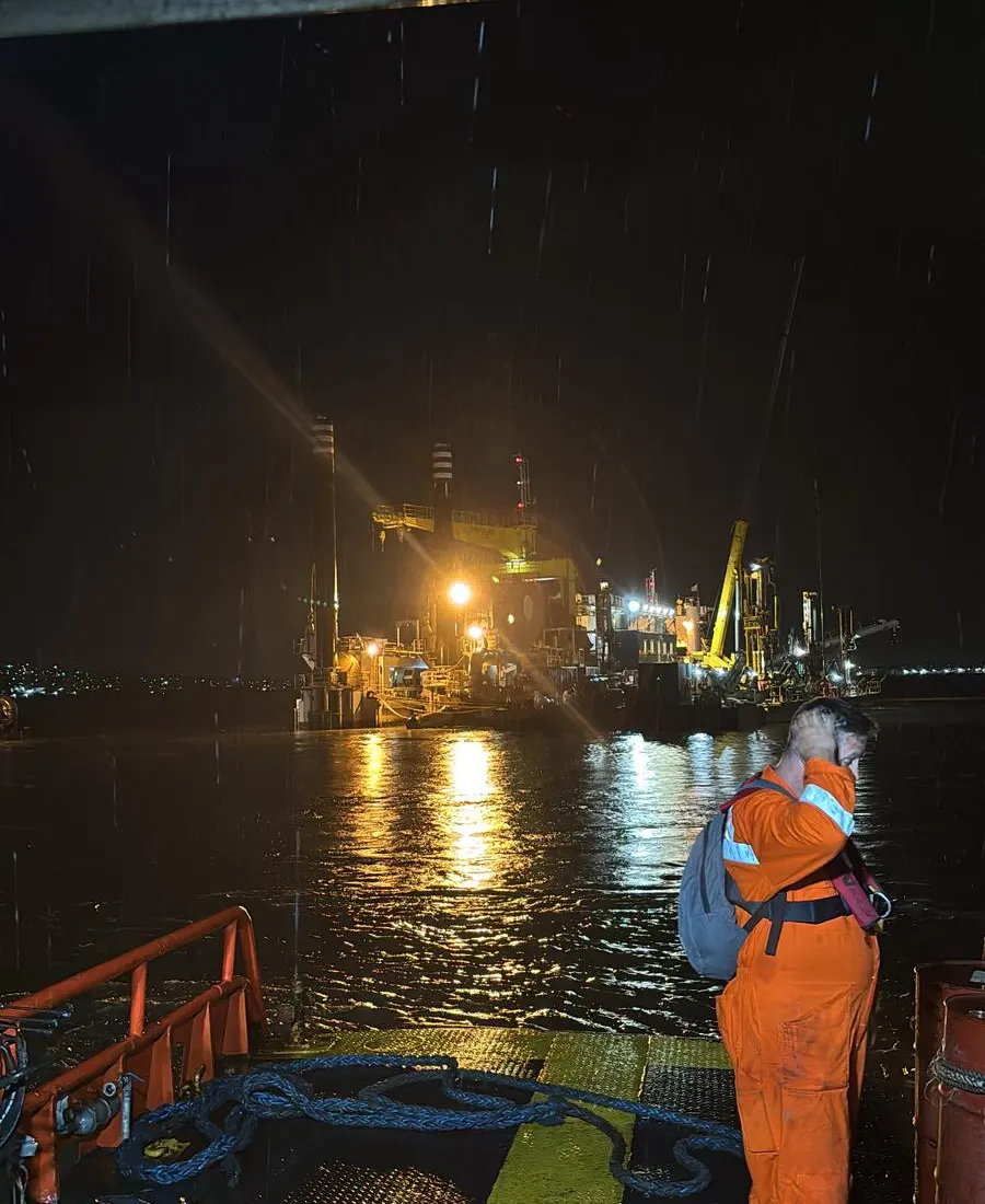 Operativa nocturna en el puerto bajo la lluvia