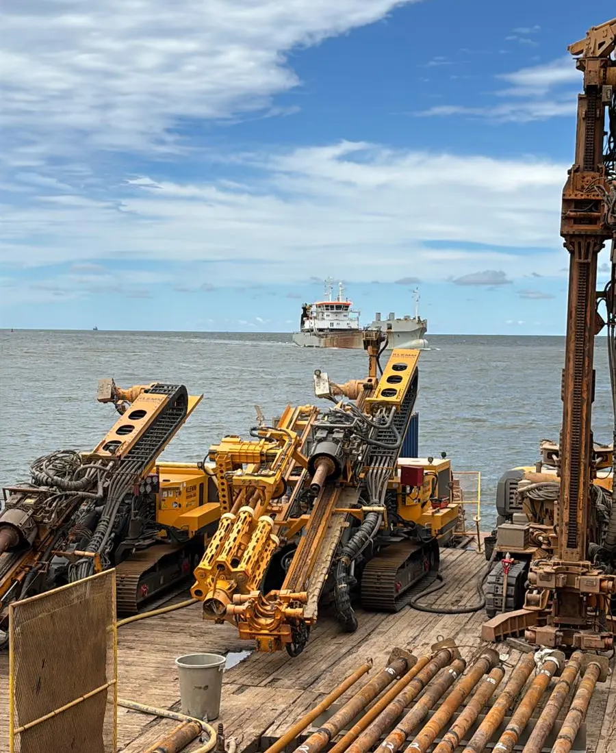 Equipos de perforación sobre una plataforma en el río